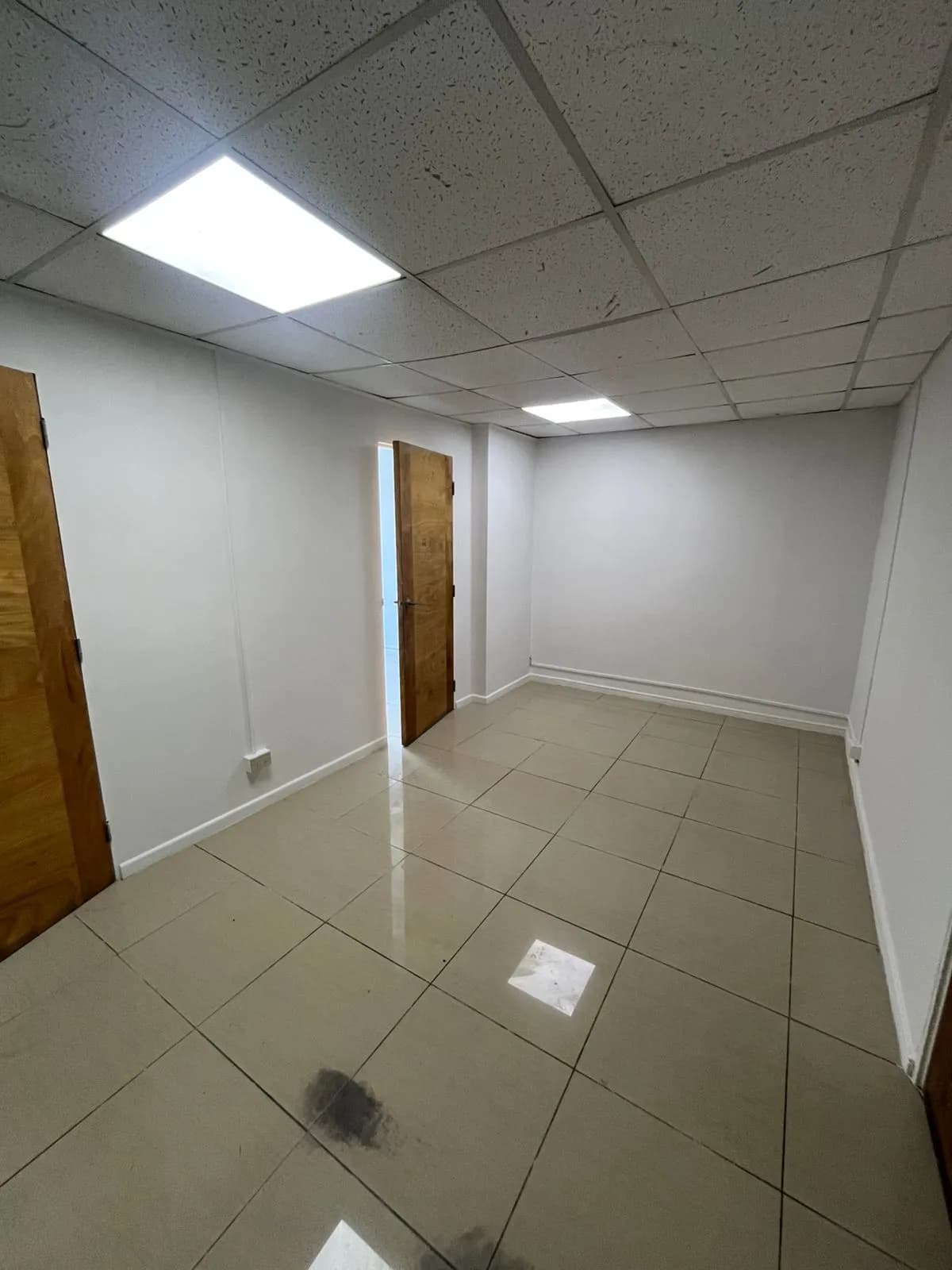 Oficina con 3 privados, kitchenette y un baño, ubicado en Huérfanos.