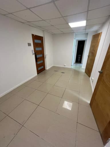Oficina con 3 privados, kitchenette y un baño, ubicado en Huérfanos. - foto 3