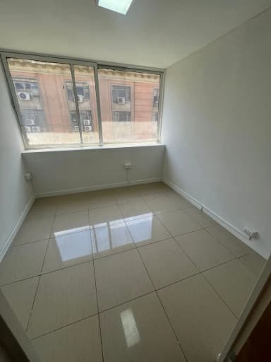 Oficina con 3 privados, kitchenette y un baño, ubicado en Huérfanos. - foto 4